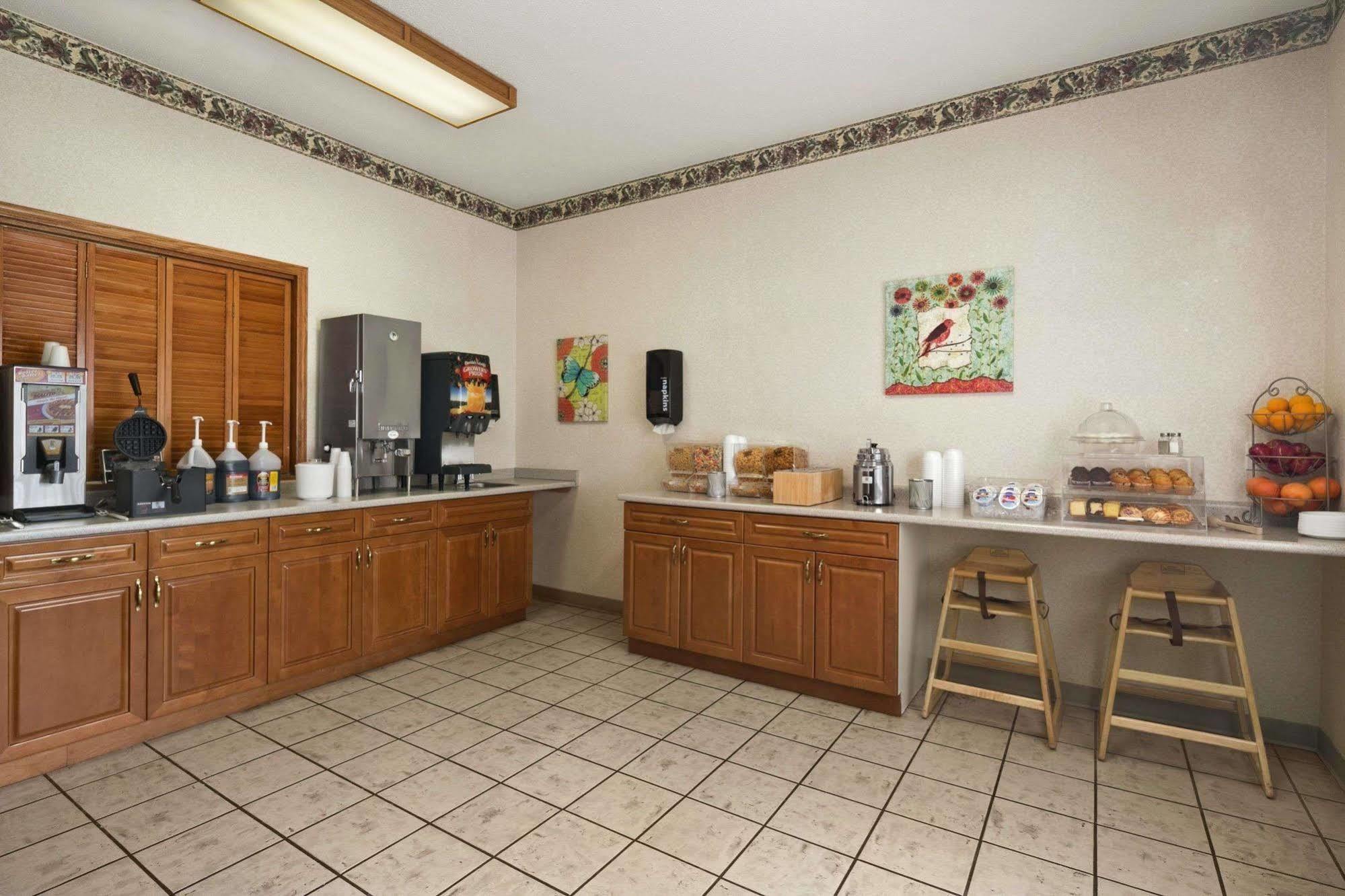 Travelodge & Suites By Wyndham Fargo/Moorhead Esterno foto