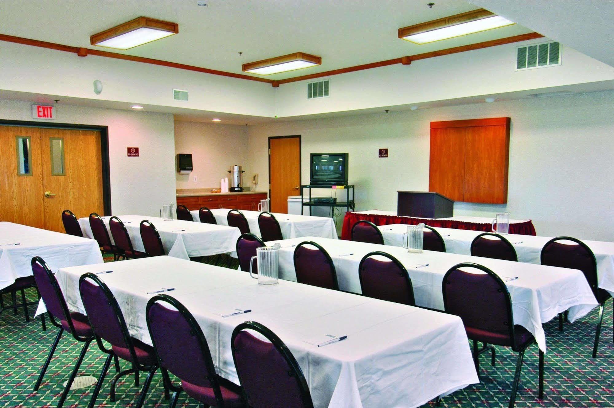 Travelodge & Suites By Wyndham Fargo/Moorhead Esterno foto